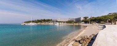 Sahil otel beach ve turkuaz su, Sveti Andrija veya kırmızı ada Rovinj, Hırvatistan