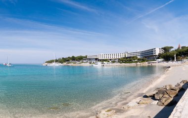 Sahil otel beach ve turkuaz su, Sveti Andrija veya kırmızı ada Rovinj, Hırvatistan