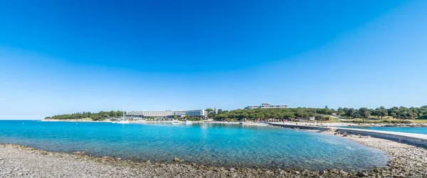 Nadmorski hotel z plaży i turkus wody, Sveti Andrija lub czerwona wyspa w pobliżu Rovinj, Chorwacja — Zdjęcie stockowe