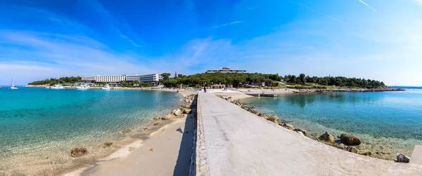 Sahil otel beach ve turkuaz su, Sveti Andrija veya kırmızı ada Rovinj, Hırvatistan