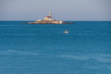 Küçük bir deniz feneri adanın Sveti Ivan yakınındaki Rovinj, Hırvatistan