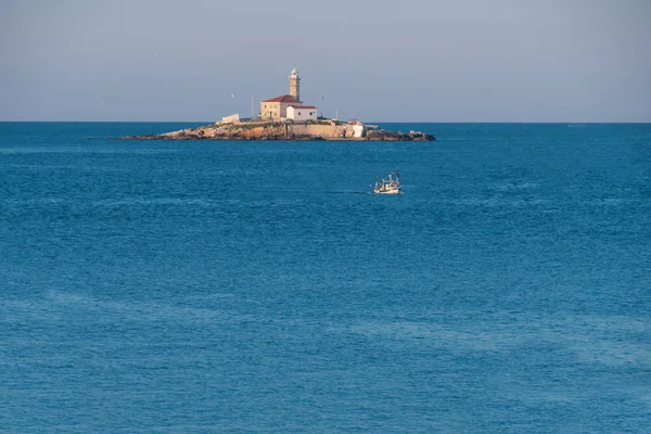 Küçük bir deniz feneri adanın Sveti Ivan yakınındaki Rovinj, Hırvatistan