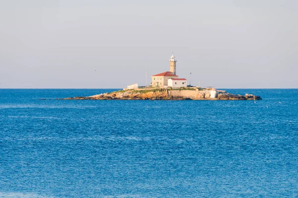 Küçük bir deniz feneri adanın Sveti Ivan yakınındaki Rovinj, Hırvatistan