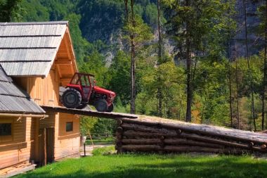 Ahşap ahır rampa üzerinde rustik eski kırmızı traktör