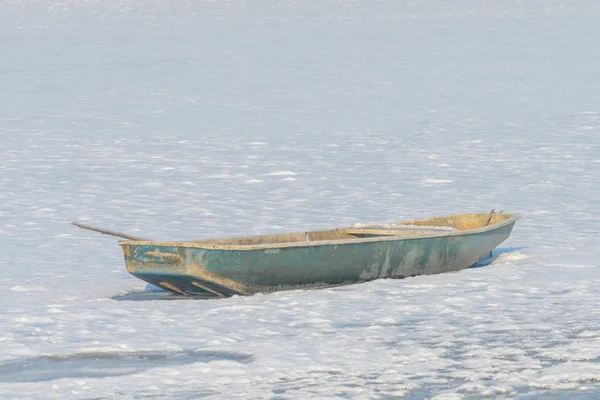 Лодка на замерзшем озере — стоковое фото