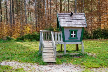 Ahşap fairytale treehouse, çocuk oyun alanı üzerinde evcilik