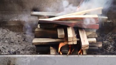 Barbekü, odun odun tutuşabilme in atış kadar kapatın