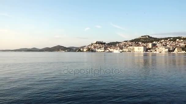 Régi város Šibenik, Horvátország. Waterfront megtekintése a tenger — Stock videók