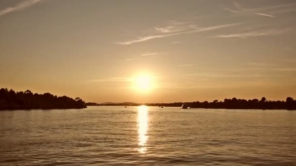 日落在波浪海, 看法从小船 — 图库视频影像