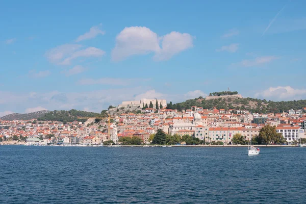 Régi város Šibenik, Horvátország. Waterfront megtekintése a tenger — Stock Fotó