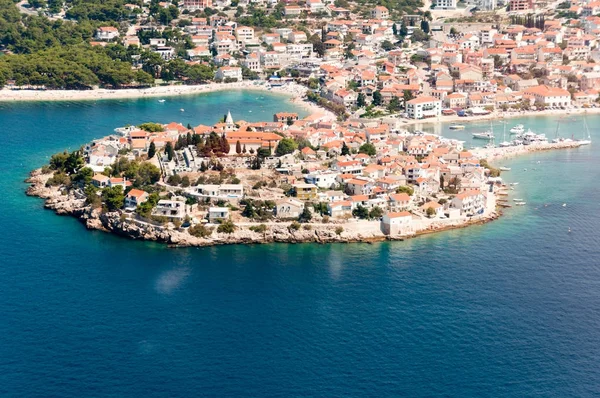 Vista aerea di Primosten, popolare destinazione estiva croata . — Foto Stock