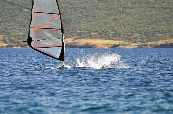 Vind surfer faller utanför styrelsen, vatten sportaktivitet — Stockfoto