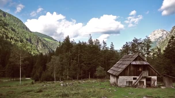 Καμπίνα στο βουνό σε ευρωπαϊκές Άλπεις, Robanov kot, Σλοβενία — Αρχείο Βίντεο