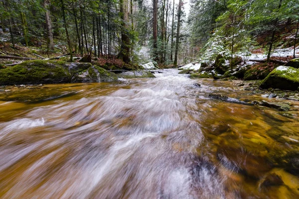 Dağ nehir, dere, dere geç sonbaharda, kar, vintgar gorge, Slovenya ile erken kış Rapids'de ile