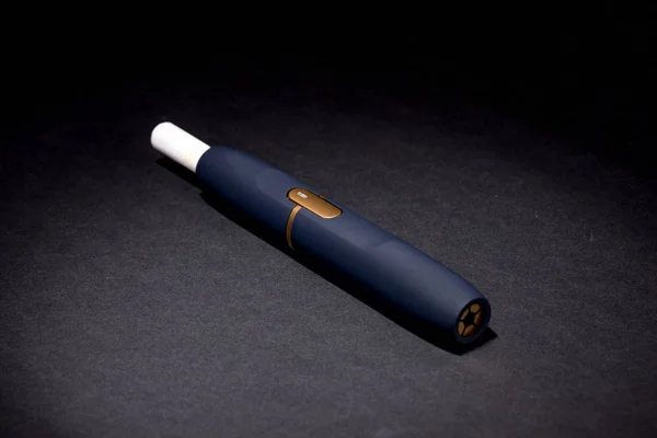 Los cigarrillos electrónicos más recientes, calefacción sistema de tabaco IQOS — Foto de Stock