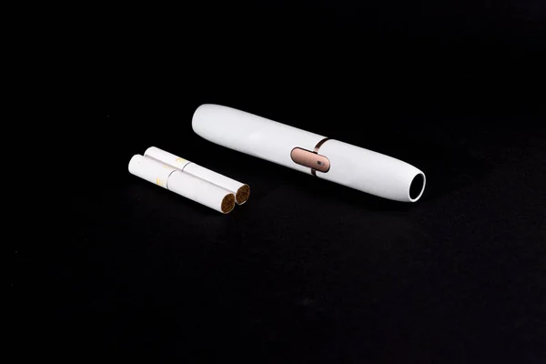 Les plus récentes cigarettes électroniques, système de chauffage du tabac IQOS — Photo
