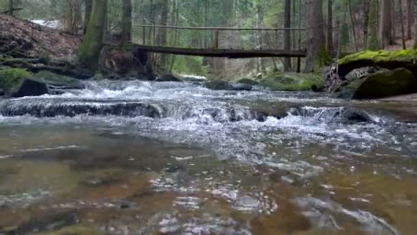 Gebirgsfluss, Wasser fließt über Felsen und Geröll — Stockvideo