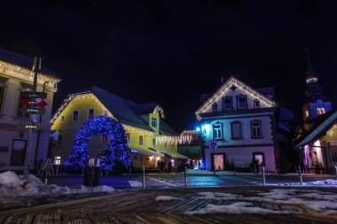 Kranjska Gora Noel dekore Meydanı, gece Alp Köyü