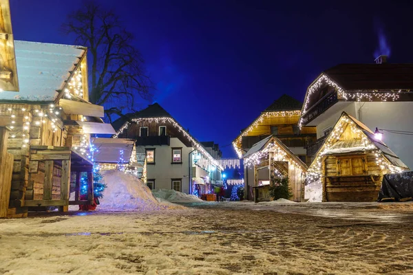 Краньска гора Різдво Decorated площі, високогірне селище вночі — стокове фото