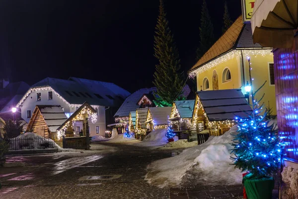 Kranjska Gora Noel dekore Meydanı, gece Alp Köyü