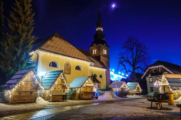 Kranjska Gora Plaza decorada de Navidad, pueblo alpino por la noche — Foto de Stock