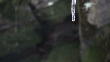 Eriyen buz sarkıtları ağır çekim