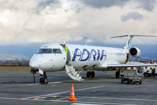 Ticari yolcu uçağı Jet uçağı Havaalanı terminal