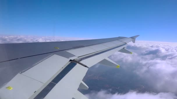 Viajando por aire. Vista a través de una ventana de avión — Vídeos de Stock