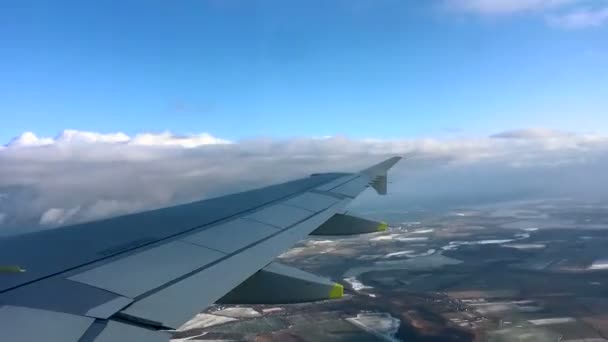 Berlin, Almanya, zaman atlamalı büyük Uluslararası Havaalanı'nda iniş uçak pencereden dışarı görüntülemek
