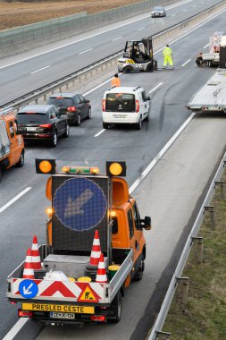 Çekici kamyon işçiler trafik kazası Otoban, acil durum hizmetleri yanıt enkazından Temizleme