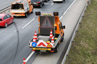 Çekici kamyon işçiler trafik kazası Otoban, acil durum hizmetleri yanıt enkazından Temizleme