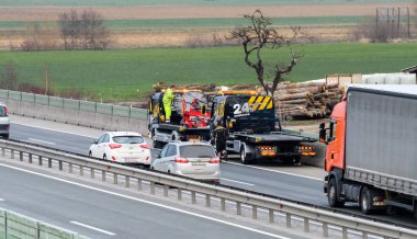 Çekici kamyon işçiler trafik kazası Otoban, acil durum hizmetleri yanıt enkazından Temizleme