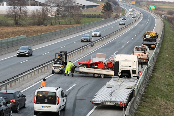 Çekici kamyon işçiler trafik kazası Otoban, acil durum hizmetleri yanıt enkazından Temizleme