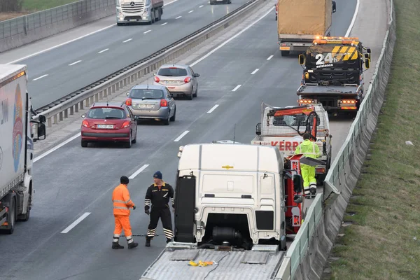 Çekici kamyon işçiler trafik kazası Otoban, acil durum hizmetleri yanıt enkazından Temizleme