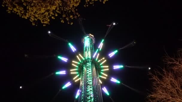 Parque de atracciones paseo por la noche — Vídeo de stock