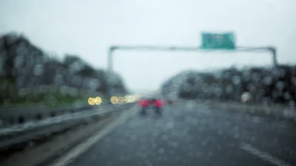 Splatters krople deszczu na szybie podczas deszczu burza, trudne warunki jazdy — Wideo stockowe