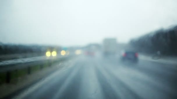 Vízcseppek splatters szélvédő eső vihar, nehéz vezetési körülmények között — Stock videók