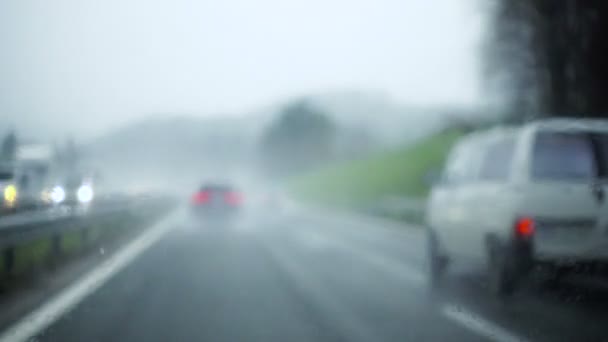 雨刮时, 挡风玻璃上的雨滴飞溅, 驾驶条件困难 — 图库视频影像