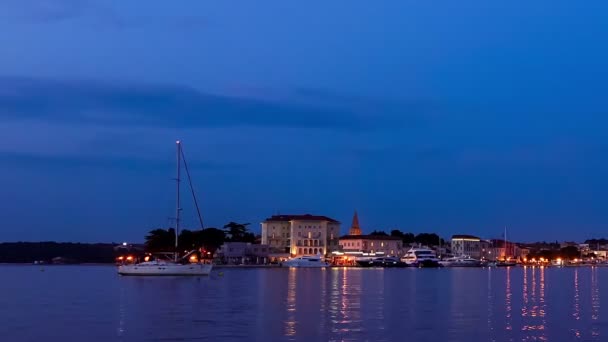 Città croata di Parenzo, Istria al crepuscolo, time lapse panning shot — Video Stock