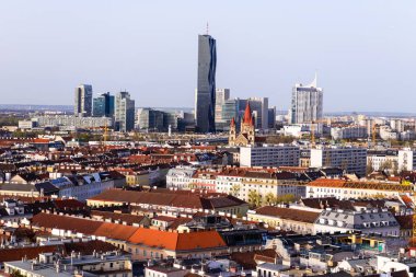 Donau - Danube şehir merkezinde arka plan manzarası ile Viyana üzerinde göster