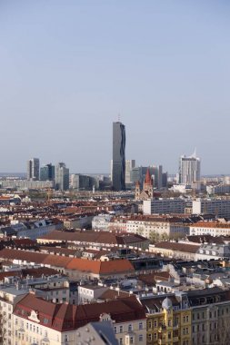 Donau - Danube şehir merkezinde arka plan manzarası ile Viyana üzerinde göster