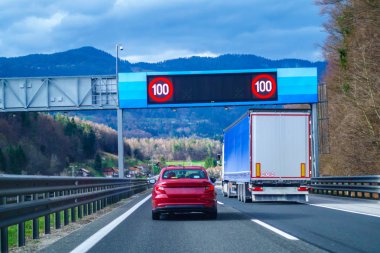 Modern Led yol işaretleri karayolu, kırmızı araba, kamyon yolda