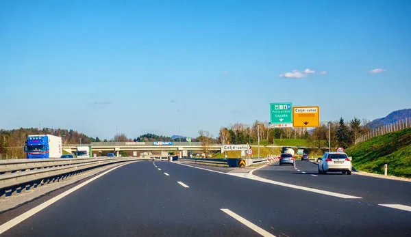 Auto-estrada saída Celje na auto-estrada A1, na Eslovénia. A Eslovénia está a introduzir um sistema electrónico de portagem nas suas auto-estradas . — Fotografia de Stock