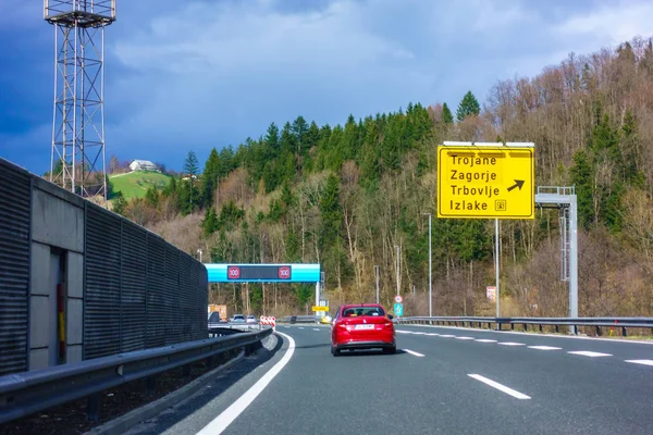 Auto-estrada saída Trojane na auto-estrada A1 na Eslovénia — Fotografia de Stock