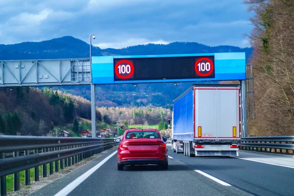 현대 Led 교통 표지판 고속도로, 빨간 자동차도 트럭에 — 스톡 사진