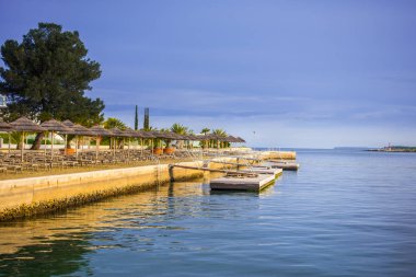 Beach plaj sandalyeleri plaj sabah ışık ile