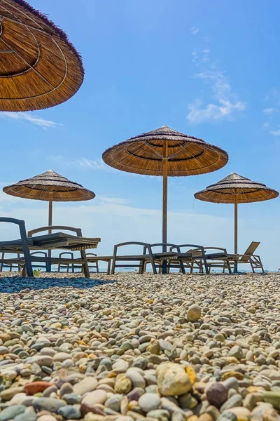 Пляж з пляжними стільцями в ранковому світлі на пляжі — стокове фото