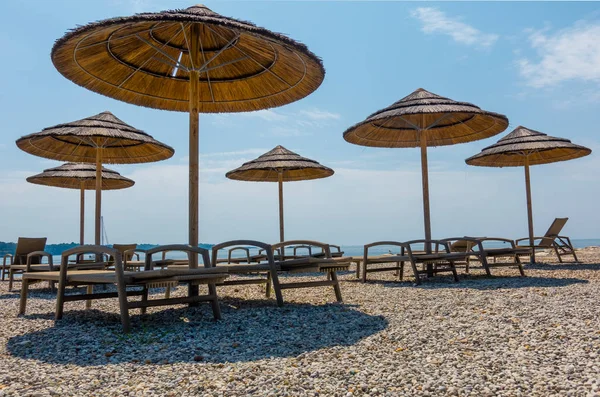 Пляж з пляжними стільцями в ранковому світлі на пляжі — стокове фото