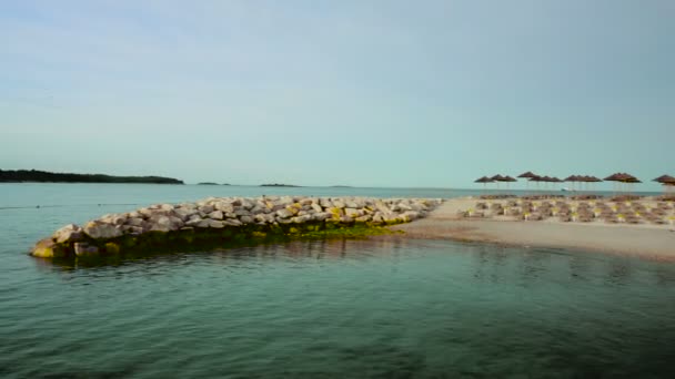 Strand met strandstoelen in ochtend licht op het strand — Stockvideo