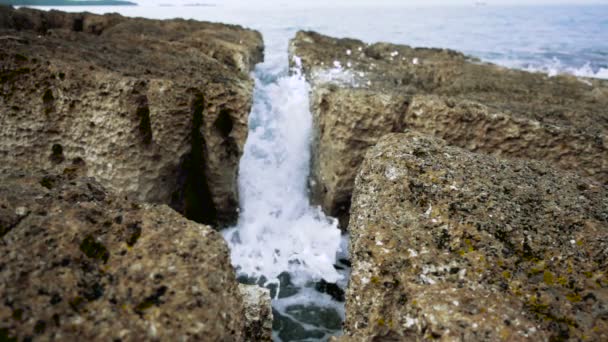 Eau de la mer frappant contre les rochers, au ralenti — Video